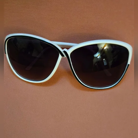 Quay Australia Black and White Sunglasses - Picture 2 of 3